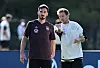 Julian Nagelsmann spricht beim Training in den USA mit Mats Hummels.