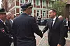 Olaf Lies schüttelt einem Polizisten in Stade bei einer Trauerandacht die Hand.