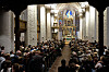 Menschen sitzen in der St.-Wilhadi-Kirche bei einer Trauerandacht nach den tödlichen Schüssen in Stade.