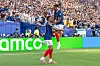 Kylian Mbappé und Michael Olise feiern vor der Tribüne nach Frankreichs Tor gegen Schweden in Rutherford.