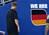 Julian Nagelsmann geht nach dem Spiel in Foxborough vor einer Deutschland-Grafik vorbei.