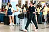 Julian Nagelsmann läuft mit Gepäck durch den Flughafen in Charlotte nach dem WM-Aus.