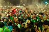 Jubelnde Fans der mexikanischen Nationalmannschaft feiern nachts auf dem Paseo de la Reforma in Mexiko-Stadt.