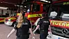 Polizisten in der mit Löschpulver verschmutzten Fahrzeughalle des Feuerwehrgerätehauses Lauenburg.
