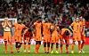 Spieler der Niederlande stehen nach dem Elfmeterschießen gegen Marokko enttäuscht auf dem Platz.