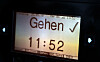 Digitale Stempeluhr mit Anzeige „Gehen“ und Uhrzeit 11:52