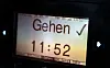 Digitale Stempeluhr mit Anzeige „Gehen“ und Uhrzeit 11:52