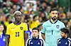 Moises Caicedo und Hernan Galindez von Ecuador stehen vor dem WM-Spiel gegen Mexiko auf dem Platz.