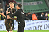 Eric Smith von FC St. Pauli verabschiedet sich im Millerntor-Stadion von Holstein-Kiel-Trainer Marcel Rapp.