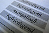 Zeugnis mit den Noten „befriedigend“ und „mangelhaft“ in Nahaufnahme