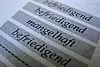 Zeugnis mit den Noten „befriedigend“ und „mangelhaft“ in Nahaufnahme