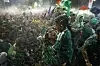 Mexikanische Fans jubeln und reagieren in Konfetti und Sprühnebel bei der WM in Mexiko-Stadt.