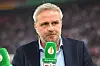 Didi Hamann vor grünem DFB-Pokal-Mikrofon in der MHP Arena.
