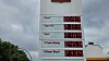 Preistafel an Tankstelle mit Diesel-, Super- und V-Power-Preisen unter grauem Himmel