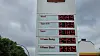 Preistafel an Tankstelle mit Diesel-, Super- und V-Power-Preisen unter grauem Himmel