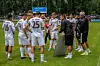 Marcel Rapp bespricht mit St.-Pauli-Spielern die Taktik an der Seitenlinie in Hamburg.