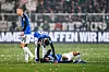 Alexander Rossing-Lelesiit liegt im Stadtderby gegen St. Pauli auf dem Rasen, weitere Spieler daneben.