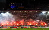 FC-St.-Pauli-Fans auf der Südtribüne zünden im Millerntor-Stadion rote Pyrotechnik.