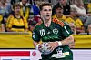 Renars Uscins von den Recken hält den Ball im Bundesliga-Spiel gegen die Rhein-Neckar Löwen.