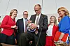Friedrich Merz unterschreibt auf dem WM-Ball Trionda bei der Unionsfraktionssitzung in Berlin.