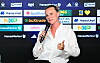 Kathleen Krüger spricht bei der HSV-Vorstellung vor einer Sponsorenwand mit Logo-Paneelen.