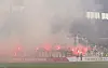 Wolfsburger Fans feuern ihre Mannschaft an und zünden Bengalos im Stadion von FC St. Pauli.