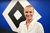Kathleen Krüger lächelt vor dem HSV-Logo bei ihrer Vorstellung im Volksparkstadion.
