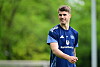 Luka Vuskovic im blauen HSV-Trainingsshirt auf dem Platz in Hamburg.