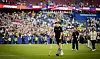 Nico Schlotterbeck läuft mit Krücken über den Rasen, dahinter Teamoffizielle und eine volle Tribüne in Boston.