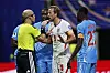 Harry Kane diskutiert mit Schiedsrichter Adham Makhadmeh im WM-Achtelfinale England gegen DR Kongo.