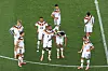 Deutsche Nationalspieler stehen nach dem Elfmeterschießen auf dem Rasen in Foxborough.