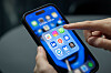 Smartphone mit Threads, Bluesky und Mastodon, Finger tippt auf App-Symbol