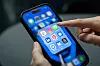 Smartphone mit Threads, Bluesky und Mastodon, Finger tippt auf App-Symbol