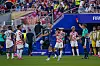 Schiedsrichter Raphael Claus zeigt Folarin Balogun im Levi's Stadium die Rote Karte.