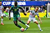 Pape Gueye dribbelt gegen Leandro Trossard bei der Fußball-WM in Seattle.