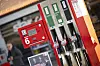Zapfsäulen an einer Shell-Tankstelle mit sichtbaren Preisanzeigen und Logos.
