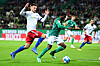 Mario Vuskovic und Roger Assalé im Zweikampf beim Spiel Werder Bremen gegen HSV in Bremen.