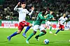 Mario Vuskovic und Roger Assalé im Zweikampf beim Spiel Werder Bremen gegen HSV in Bremen.