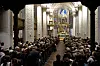 Menschen sitzen dicht gedrängt in der St.-Wilhadi-Kirche bei einer Trauerandacht in Stade.
