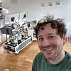 Um Kontakte zu vermeiden, geht Tim Gafron aus dem eigenen Wohnzimmer auf Sendung.