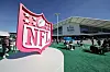 Pinkes NFL-Logo vor dem Levi’s Stadium in Santa Clara vor dem Super Bowl LX.