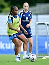 Celainy Obispo trainiert mit einer Mitspielerin beim Hamburger SV auf dem Rasen in Hamburg.