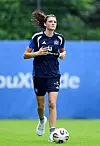 Lotta Wrede läuft beim Trainingsauftakt des Hamburger SV in Hamburg mit Ball über den Rasen.