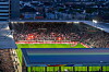 Fans des FC St. Pauli in der Südtribüne beim Auflaufen der Mannschaften im Millerntor-Stadion.