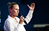 Kathleen Krueger spricht mit Mikrofon bei HSV-Vorstellung und hebt die Hand.