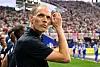 Thomas Tuchel am Spielfeldrand im Stadion, Blick aufs WM-Achtelfinale England gegen DR Kongo in Atlanta.