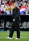 Julian Nagelsmann steht nach Spielende auf dem Rasen in Foxborough, im Hintergrund Fans auf der Tribüne.