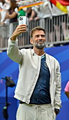 Jürgen Klopp macht in Houston ein Selfie während des WM-Spiels Deutschland gegen Curaçao.