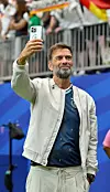 Jürgen Klopp macht in Houston ein Selfie während des WM-Spiels Deutschland gegen Curaçao.
