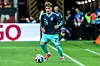 Lennart Karl im Deutschland-Trikot dribbelt den Ball in der MEWA Arena gegen Finnland.